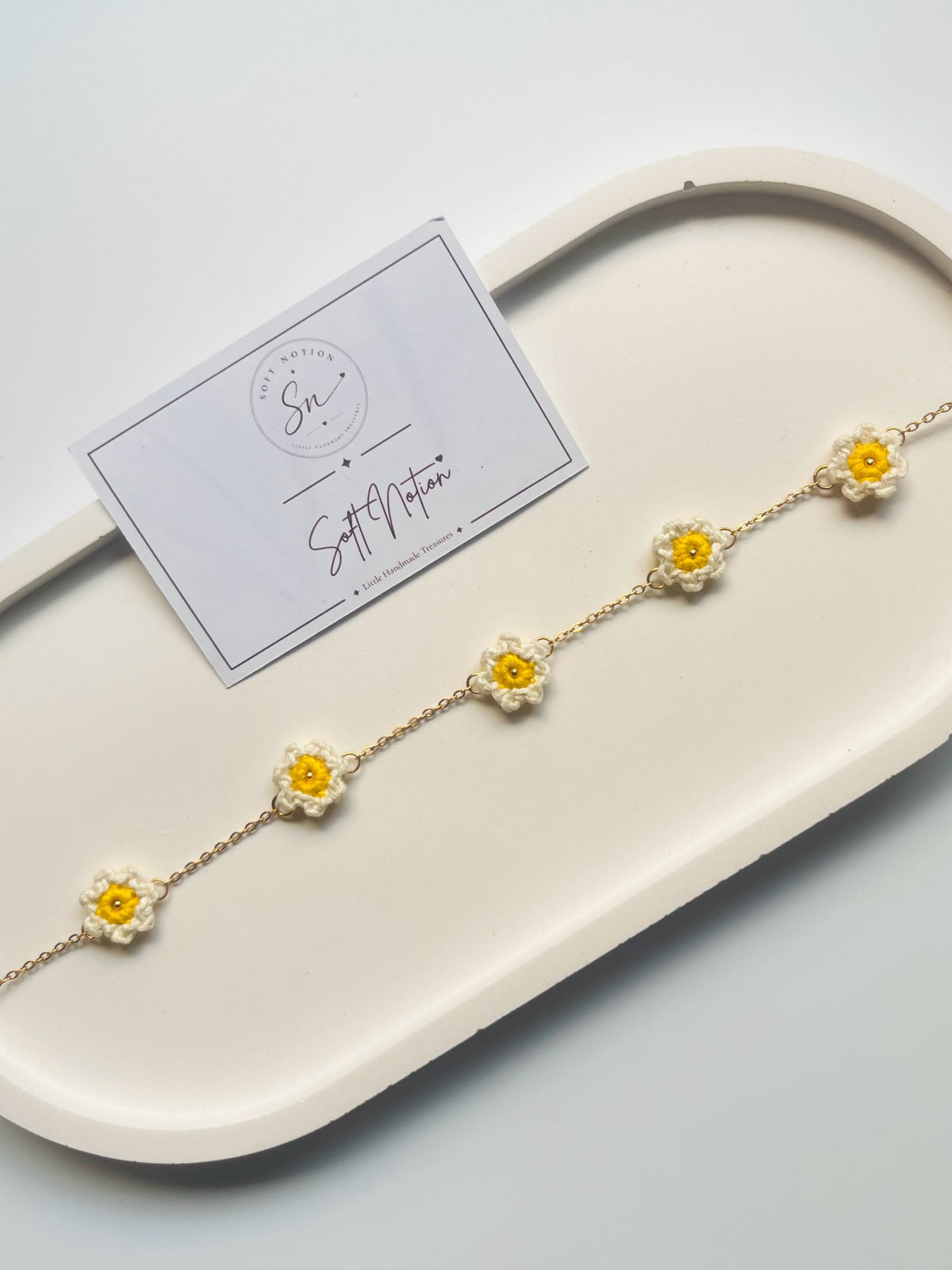 Daydream handmade crochet daisy anklet on gold-toned chain